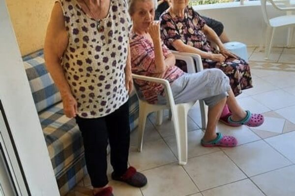 Korisnici na terasi starackog doma Palma